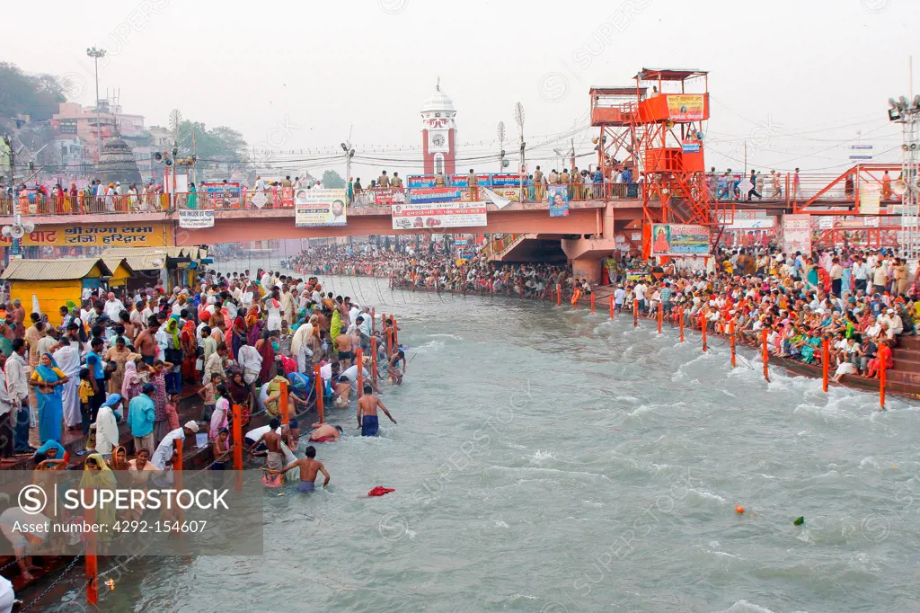 India,Uttar Pradesh, Allahabad (Prayag), Kumbh Mela holy Festival, people bathing in Sangam river