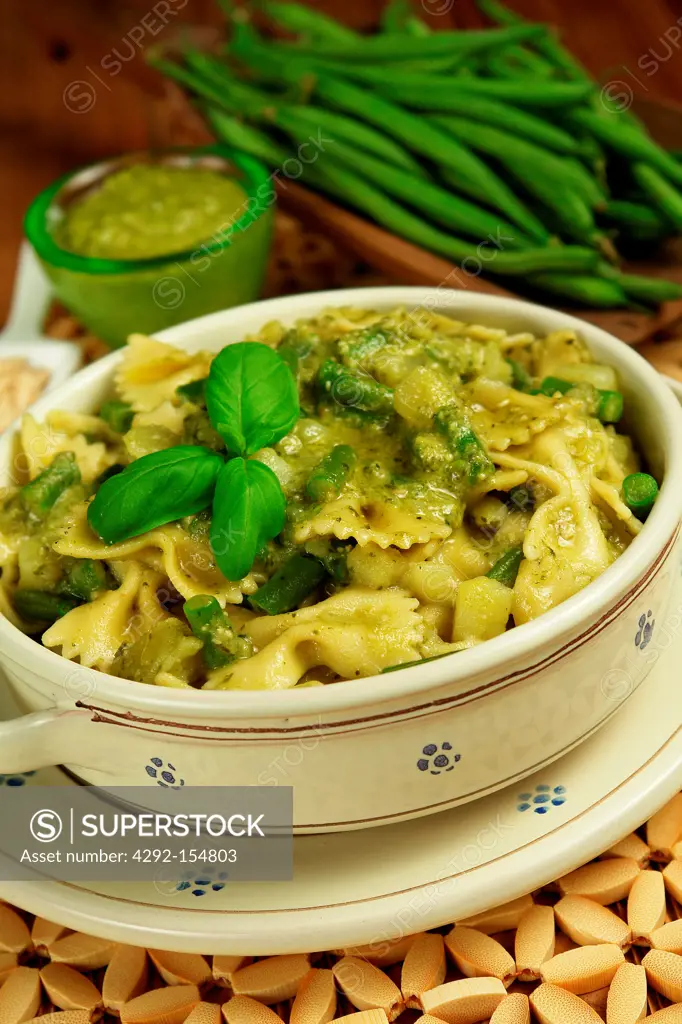 Butterfly shaped pasta with pesto, potato cubes and green beans