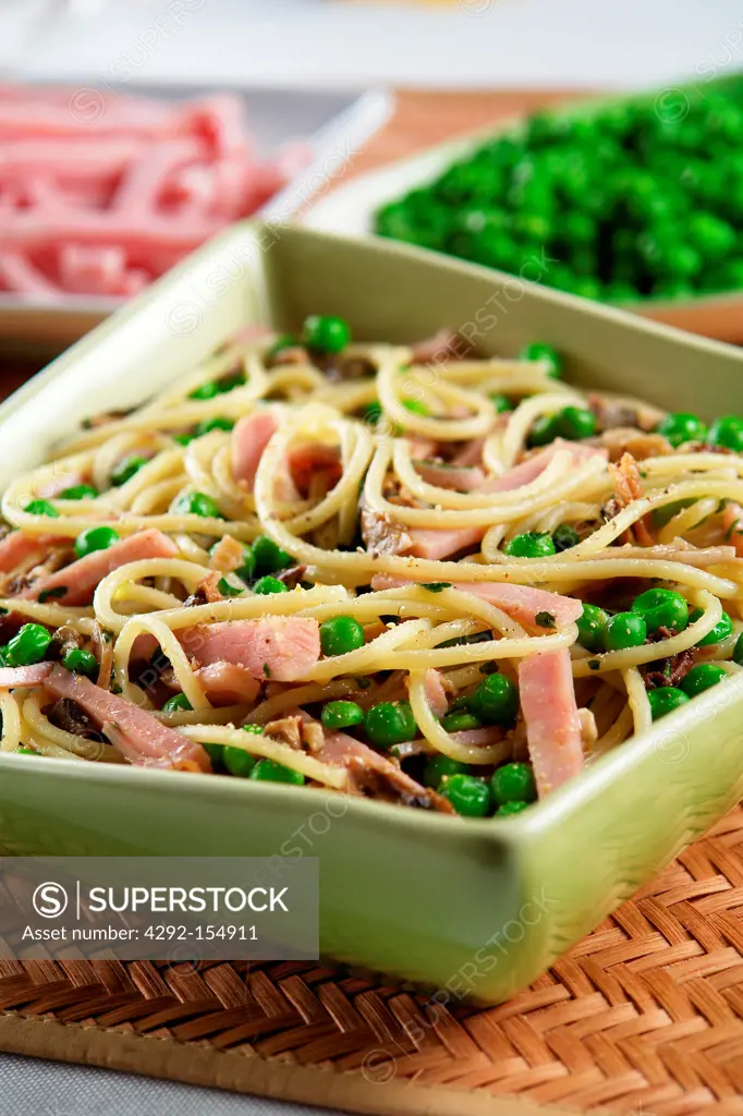 Spaghetti with ham, mushrooms and peas