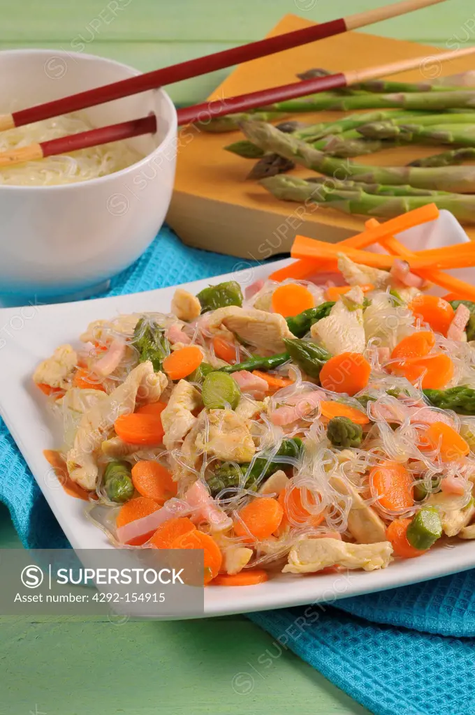 Noodles with chicken, asparagus, carrots and ham