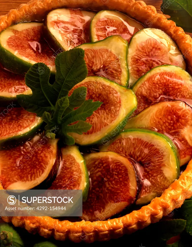 Tart with figs and mint jelly