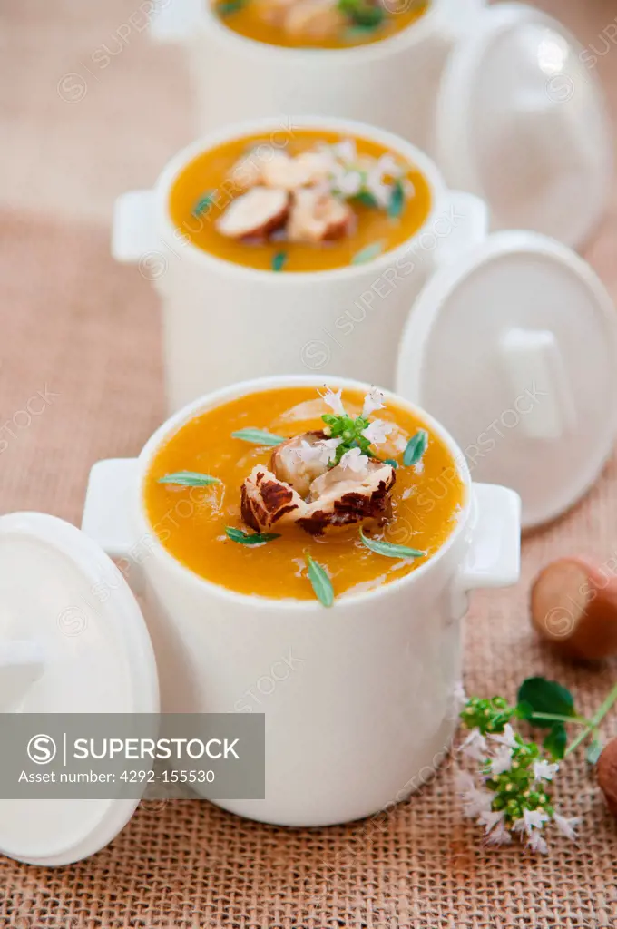 Pumpkin soupe with tyme and toasted hazelnuts