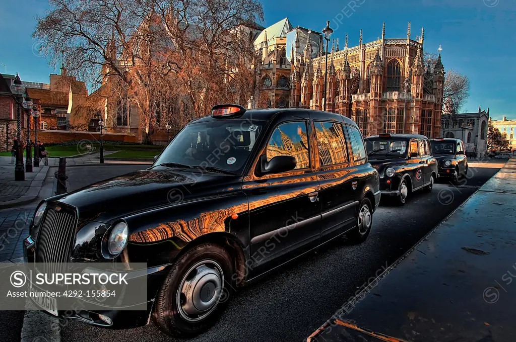 England, London, Cabs in front of the Parlament, Westminster Abbey