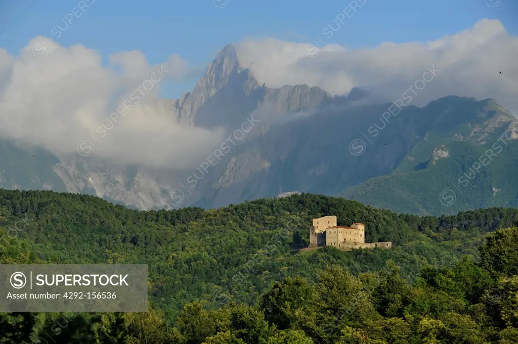Italia, Toscana, Montecastrilli, Castel dell'Aquila at the feet of Apuane Alps