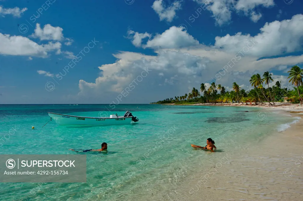 Dominican Republic, national Park de Este, Isla Sahona, beach with palms