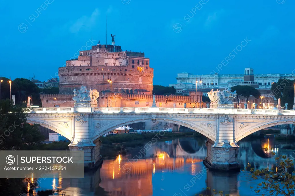 Italy, Lazio, Rome, Tevere River, the Papal Fortress of Castel Sant'Angelo seen from Vittorio Emanuele II Bridge