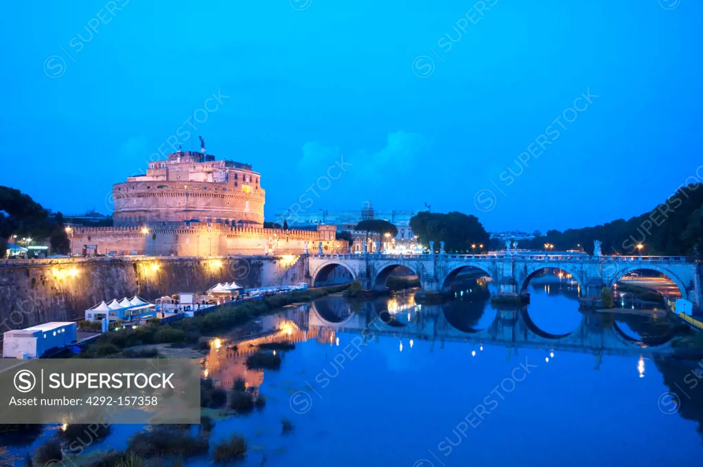 Italy, Lazio, Rome, Tevere River, the Papal Fortress of Castel Sant'Angelo see from Vittorio Emanuele II Bridge