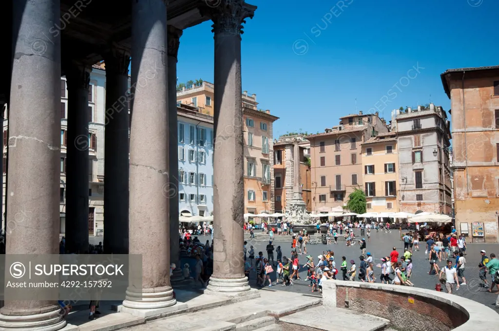 Italy, Lazio, Rome, Piazza della Rotonda Square, the Panheon Column