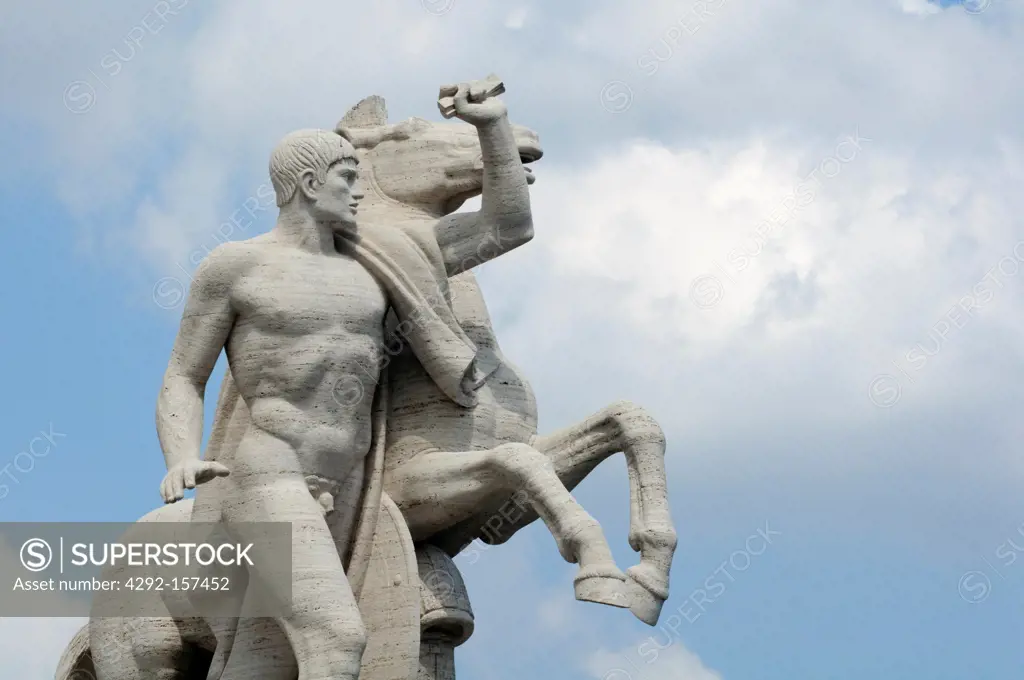 Italy, Lazio, Rome, EUR district, Palazzo della Civiltà del Lavoro, Statue