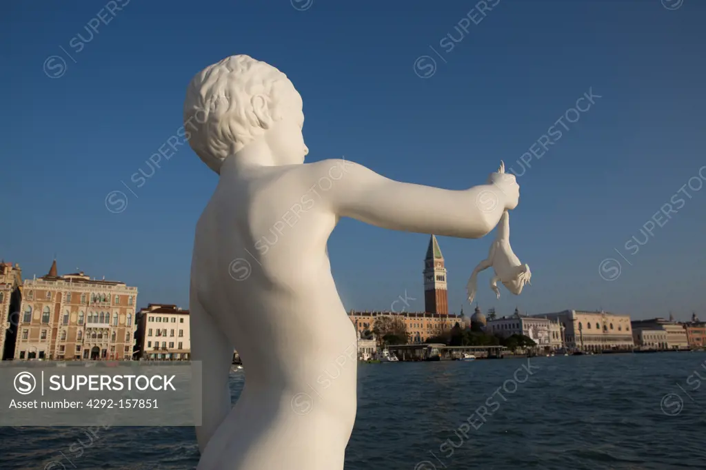 Italia, Veneto, Venezia, Punta della Dogana, sculpture of boy with frog