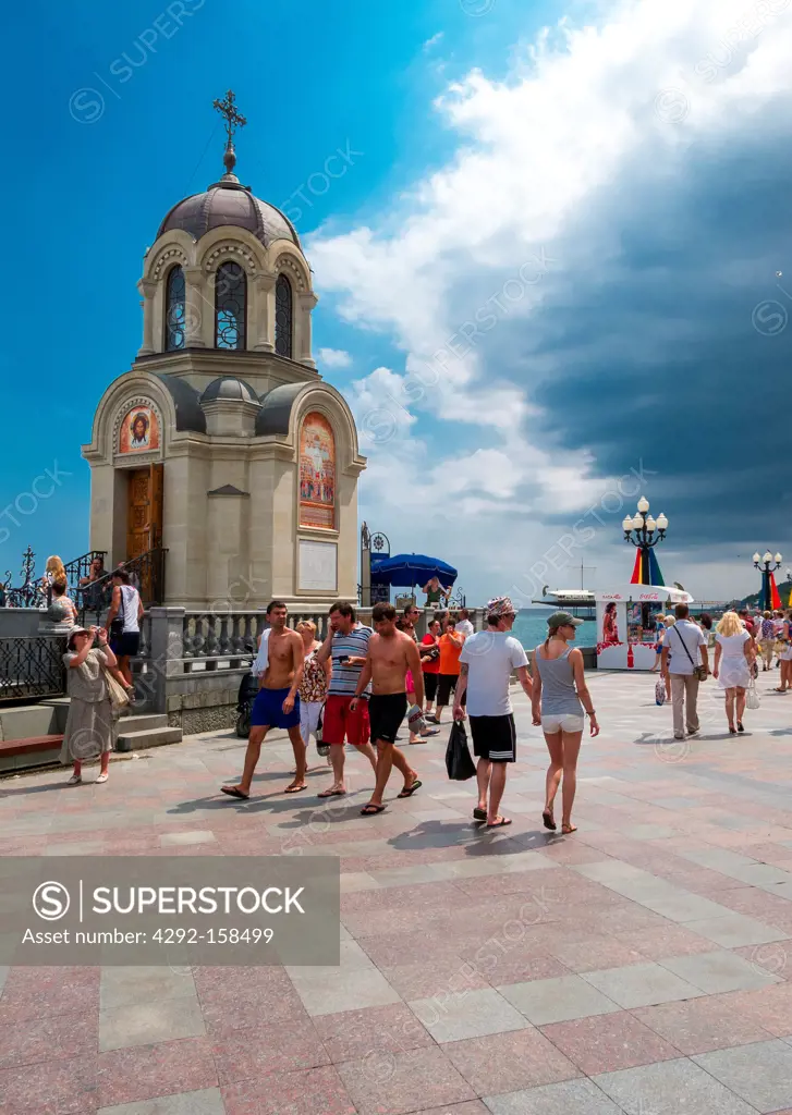Ukraine, Jalta, people in the waterfront pedestrian walkway along the Black Sea