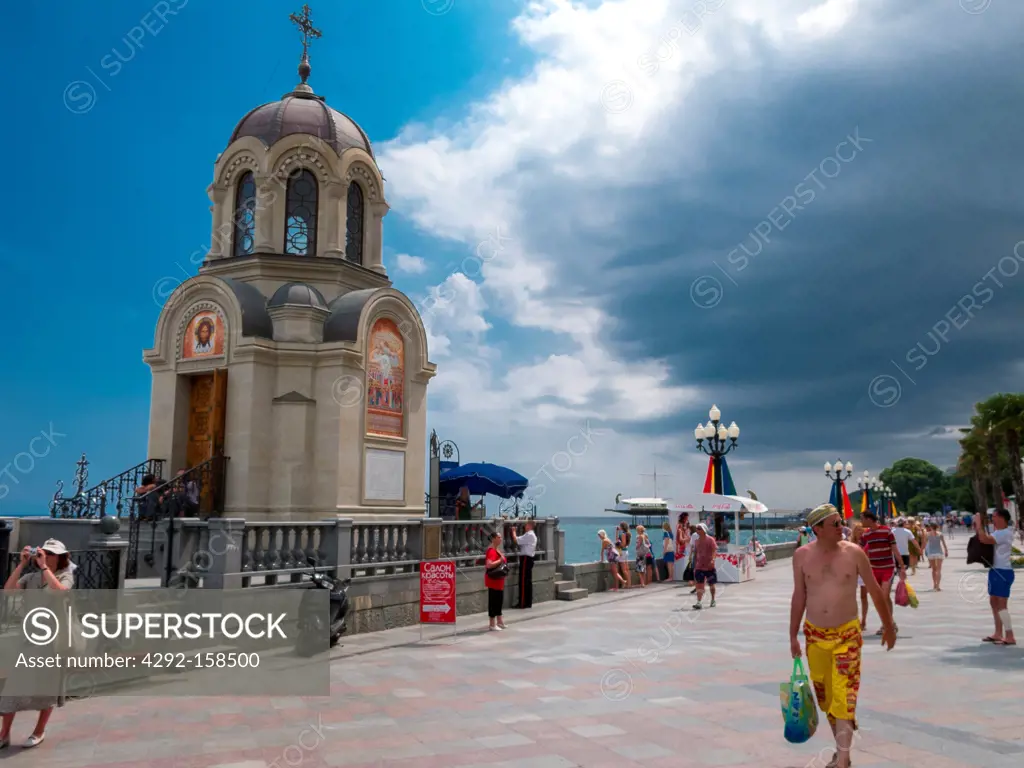 Ukraine, Jalta, people in the waterfront pedestrian walkway along the Black Sea