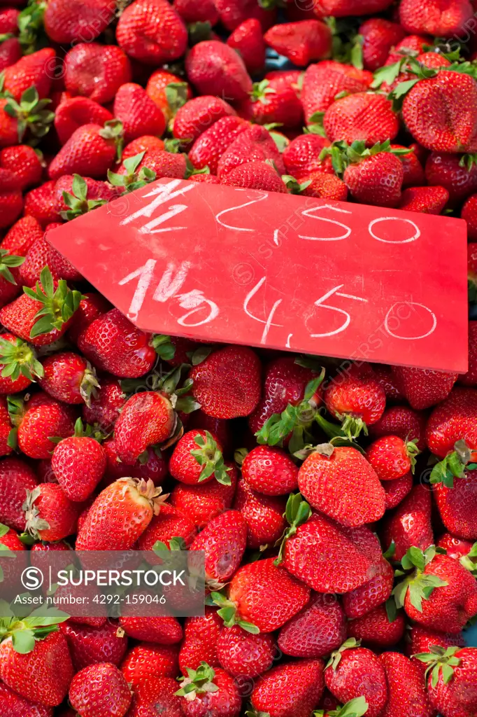Strawberries, Local fresh fruit and veg at the Sunday morning markets. Pollenca, Tramuntana, Mallorca, Spain, Europe