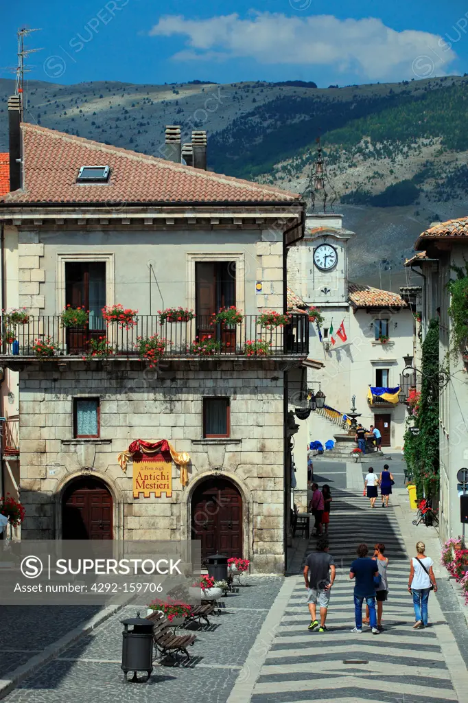 Italy, Abruzzo, Pescocostanzo, town center street