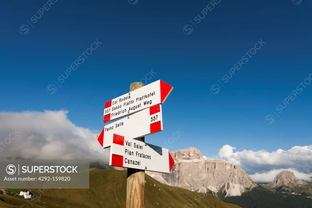 Italy, Trentino Alto Adige, track for Col Rodella with Gruppo Sella and Passo Pordoi in background, trekking path signs