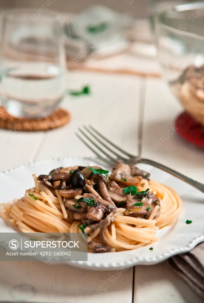 Spaghetti with mushrooms sauce