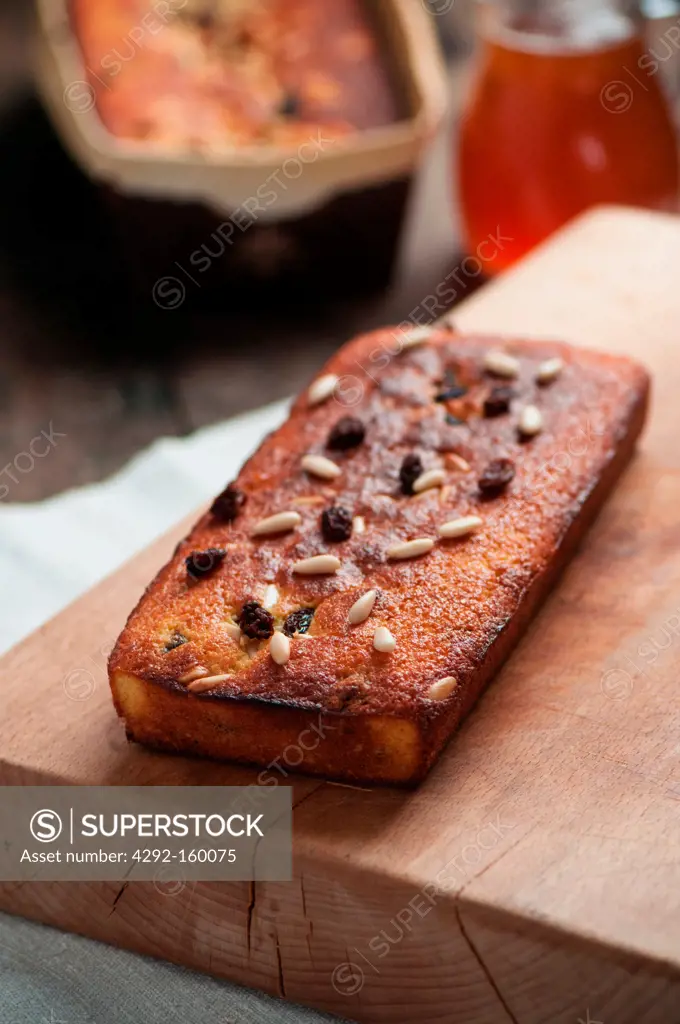 semolina cake with raisin and pine nut