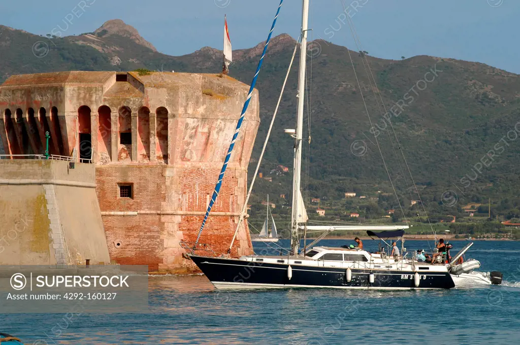 Italy, Elba island (Tuscan Archipelago), Portoferraio, sailing boat enters in port, fortress of the Linguella