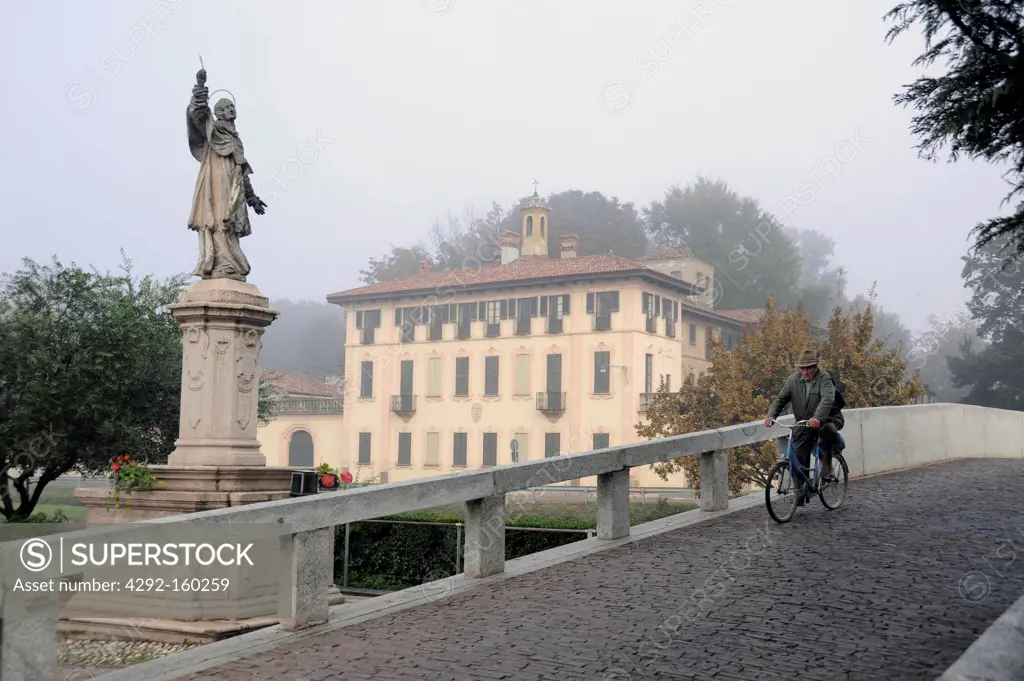 Italy, Lombardy, Cassinetta di Lugagnano, Villa Visconti-Castiglioni-Maineri and statue of St. Charles Borromeo