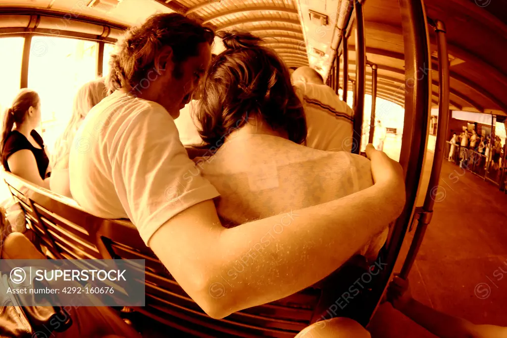 hug on the bus - abrao, bonde