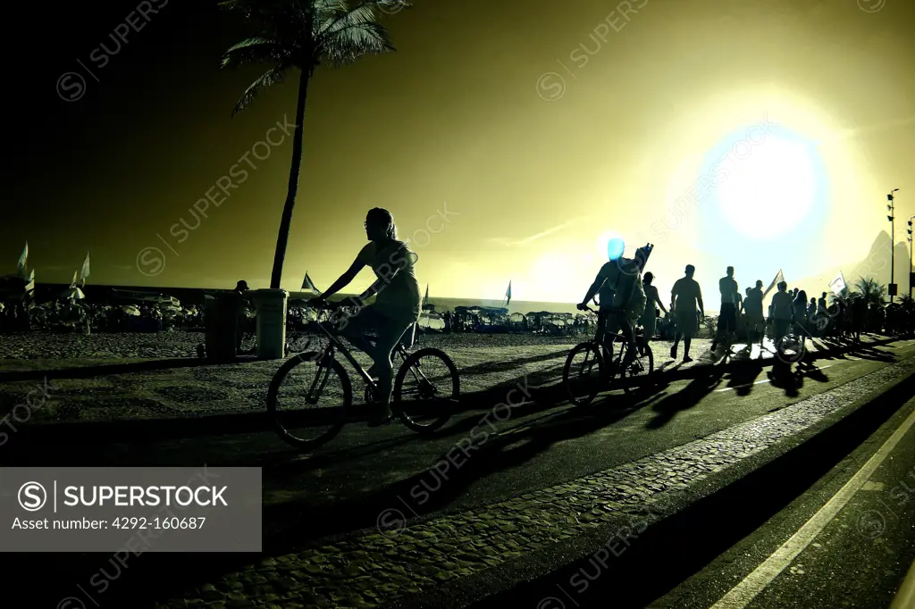 Ipanema - Rio de Janeiro, Brasil - People walking, ridingo under the sun