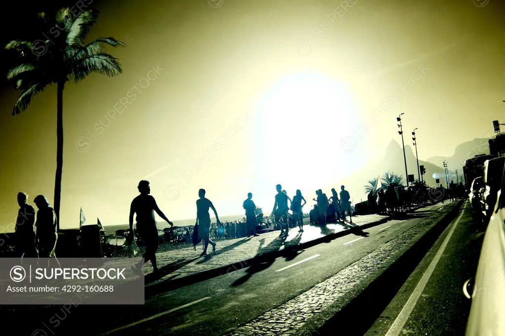 Ipanema - Rio de Janeiro, Brasil - People walking under the sun