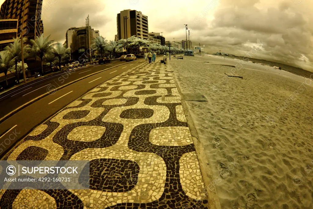 Ipanema - Rio de Janeiro, Brasil - People walking