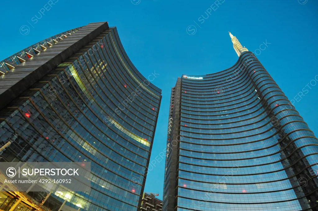 Italy, Lombardy, Milan, Porta Nuova Garibaldi Tower designed by Cesar Pelli, Gae Aulenti square