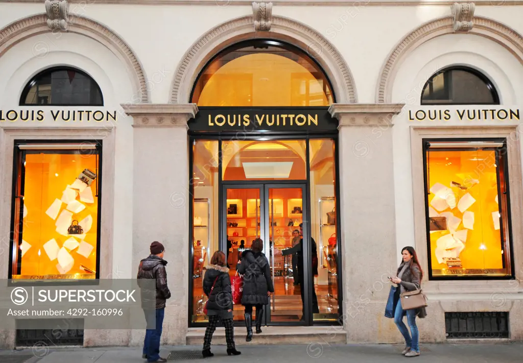 Italy, Lombardy, Milan, Via Montenapoleone, Louis Vuitton fashion shop