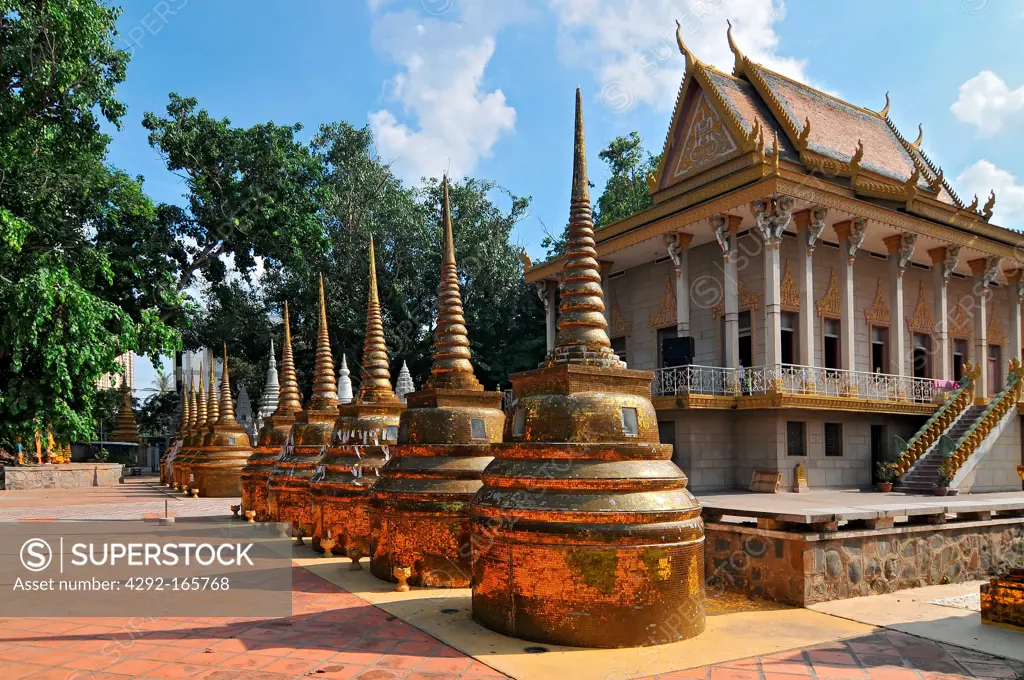 Cambodia, Phnom Penh, Golden stupas of a Wat in the sunlight, Phnom Penh