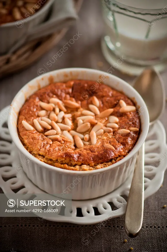 Cocotte of millet, apple and pine nuts