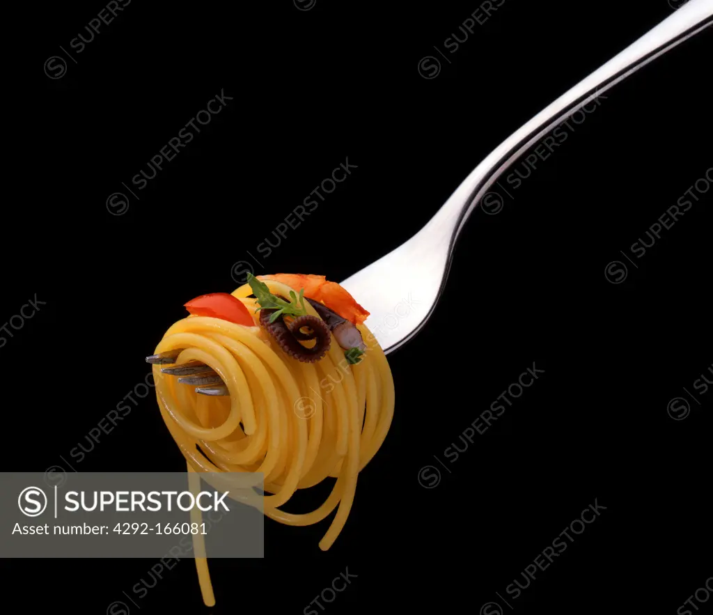 Spaghetti whit shrimps on fork