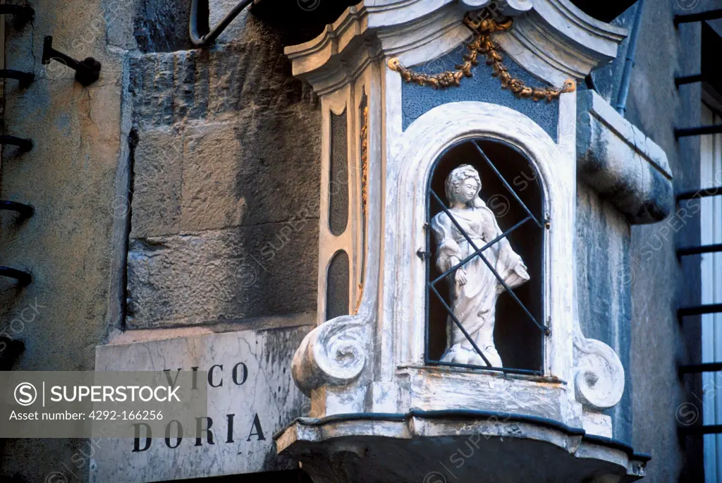 Italy, Liguria, Genoa, detail of a small votive statue and plate of road in San Matteo square