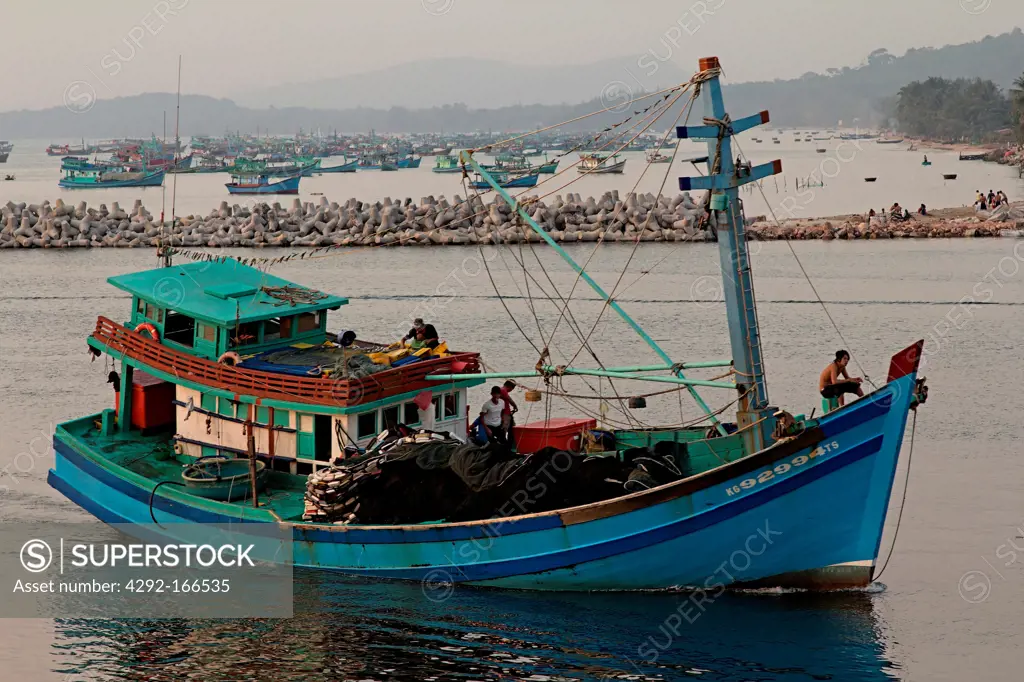 Vietnam, Phu Quok the fishermen boat returns to harbour