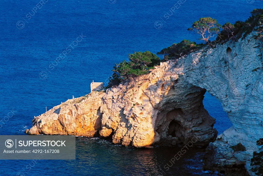 Italy, Apulia, Salento, Gargano, arch of rocks