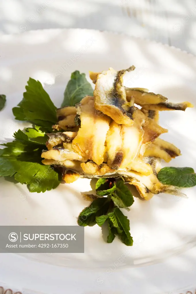 Fried anchovies with garlic and mint leaves