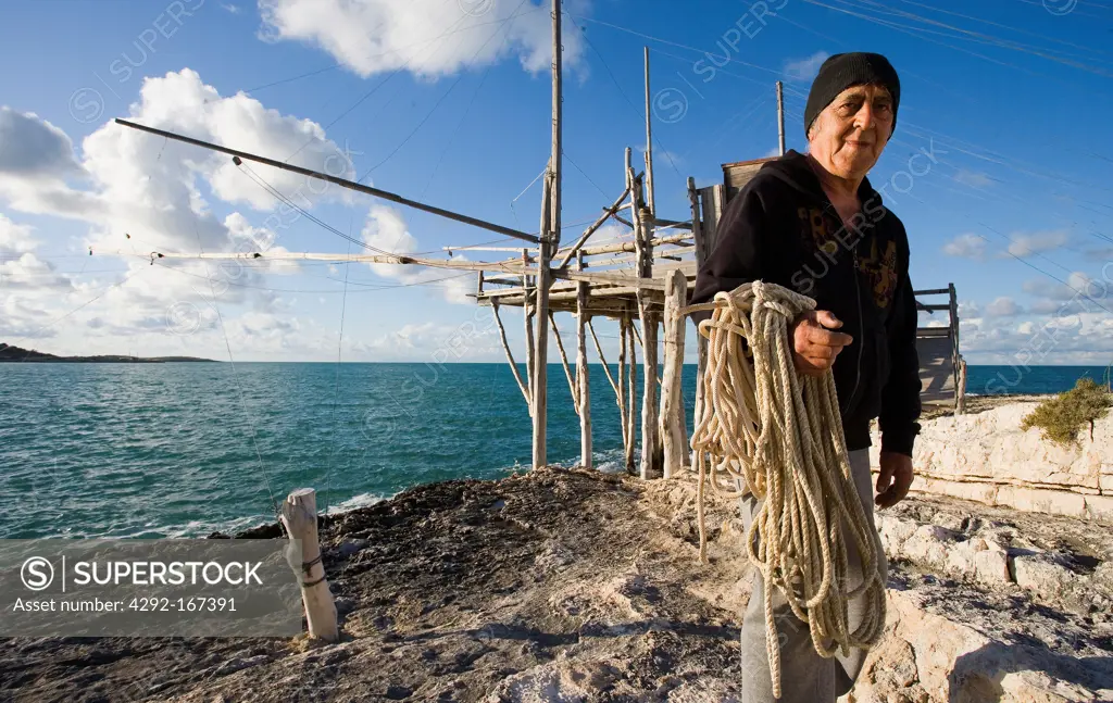 Italy, Apulia, Gargano, fisherman on a typical trabucco