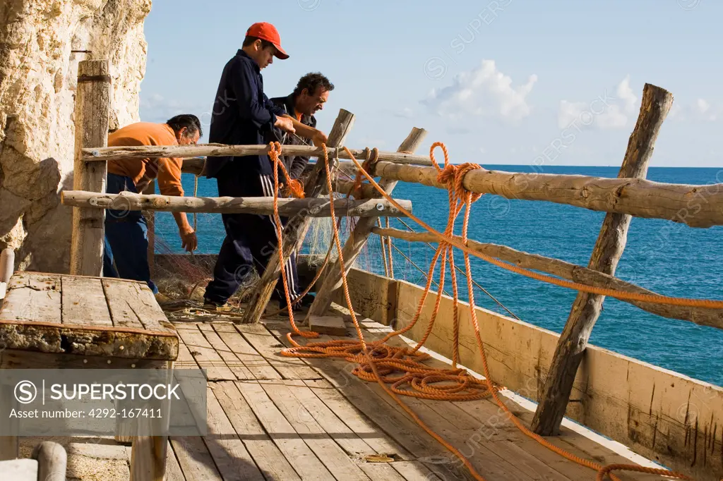 Italy, Apulia, Gargano, fishermans on a typical trabucco