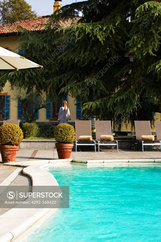 Italy, Piedmont, Monforte d'Alba, Villa Beccaris relais, the swimming pool in the garden