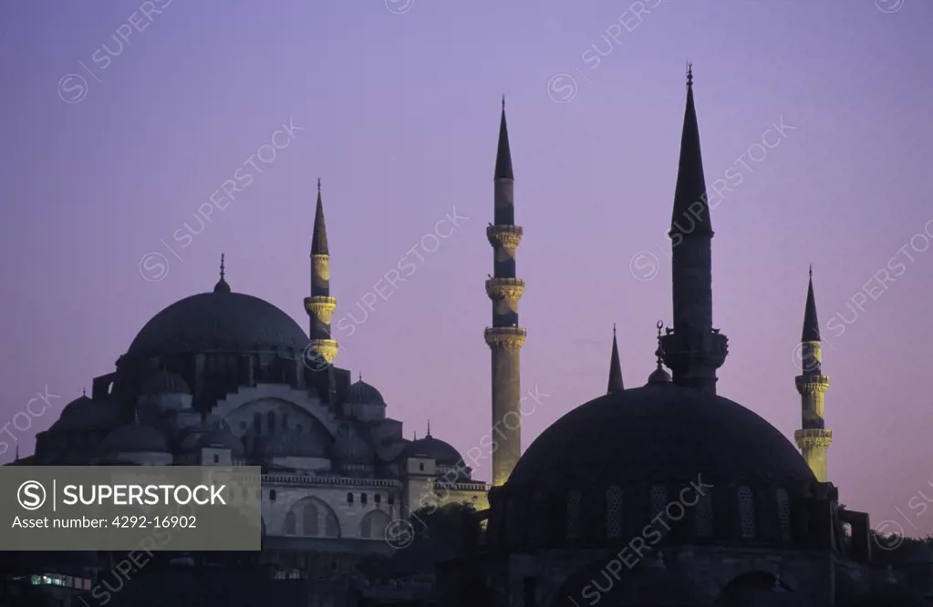 Turkey, Istanbul, Suleymaniye Mosque at dusk
