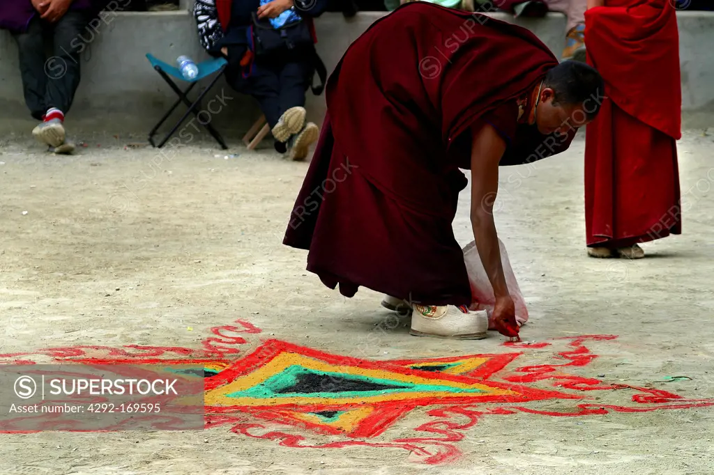 India, Jammu and Kashmir, Ladakh, monk making a mandala at Lamayuru monastery, buddhist festival