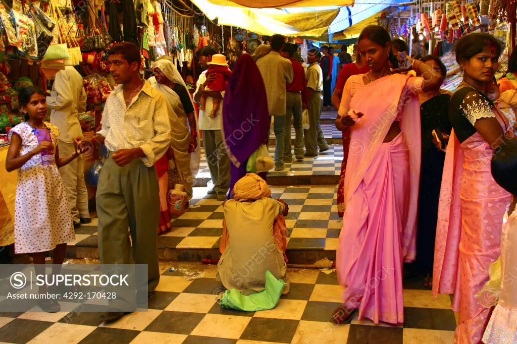 Asia, India, Delhi, people in bazaar