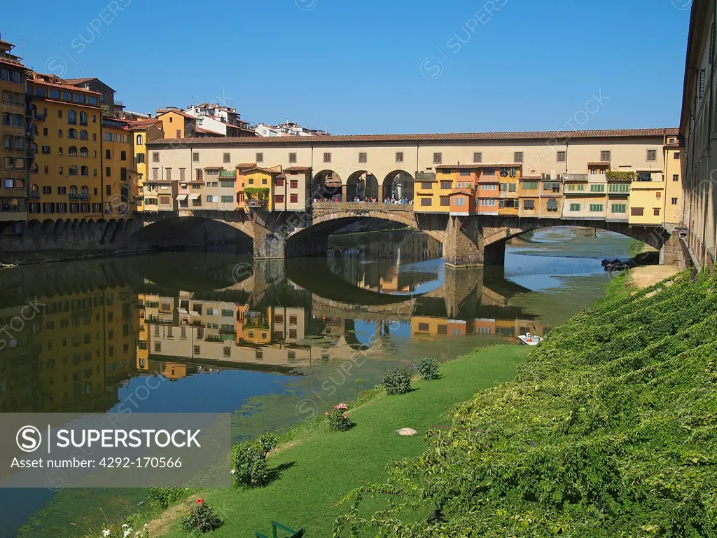 Italy, Tuscany, Florence, Ponte Vecchio and Arno river.