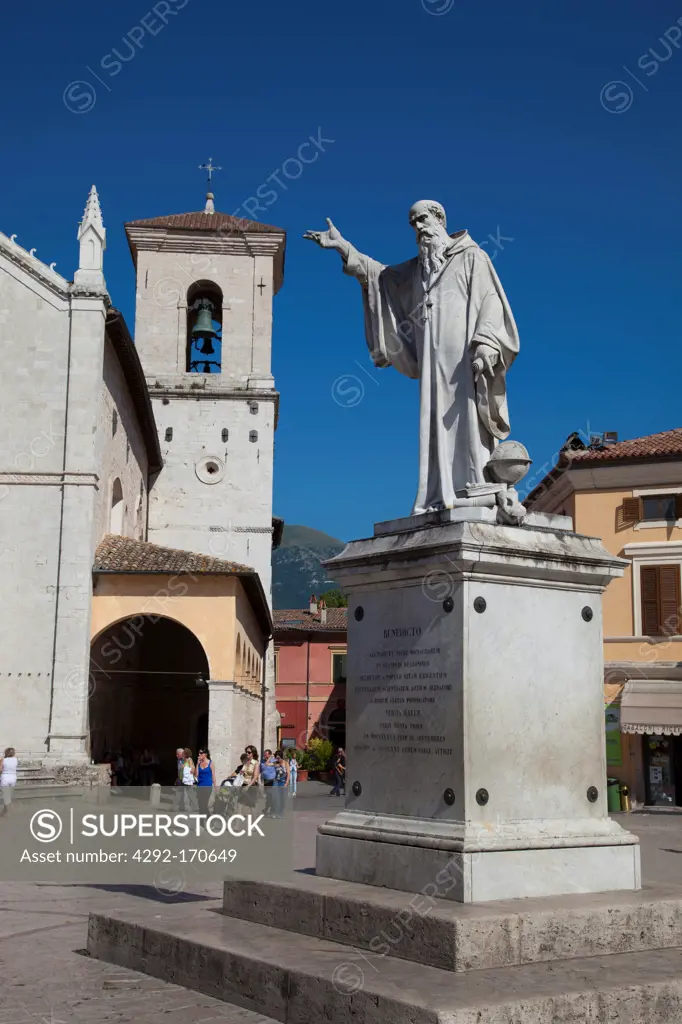 Italy, Umbria, Norcia, San Benedetto statue and church