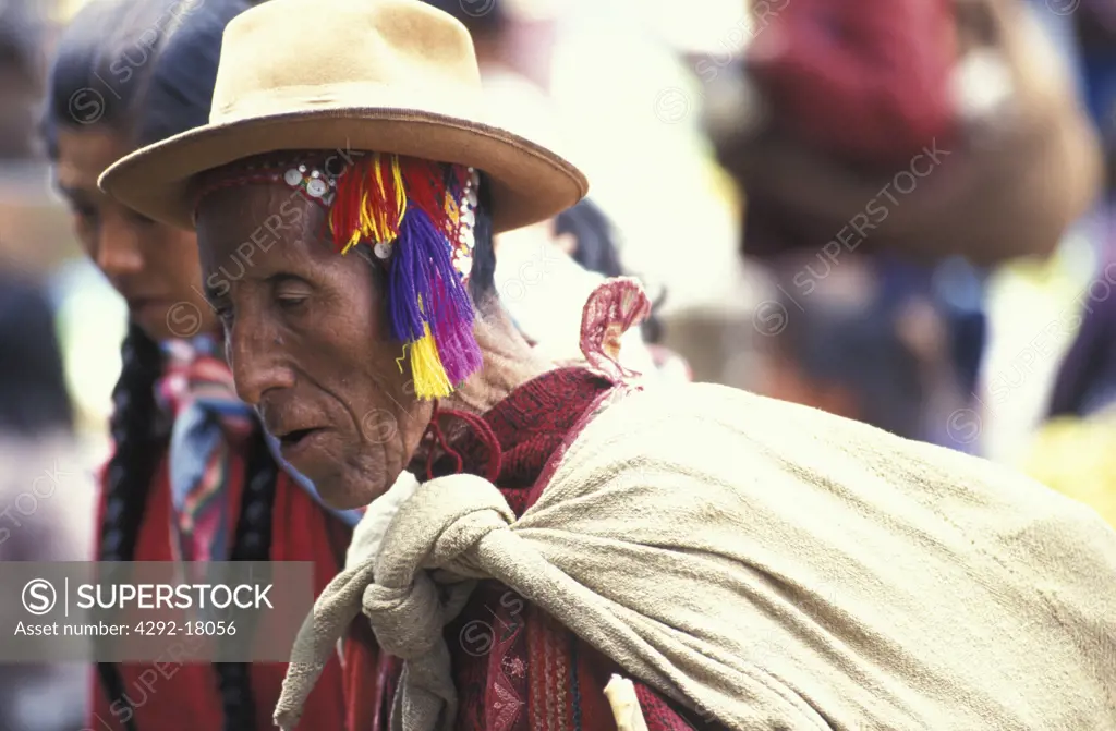 Peru, Urubamba Valley: man at Pisq market