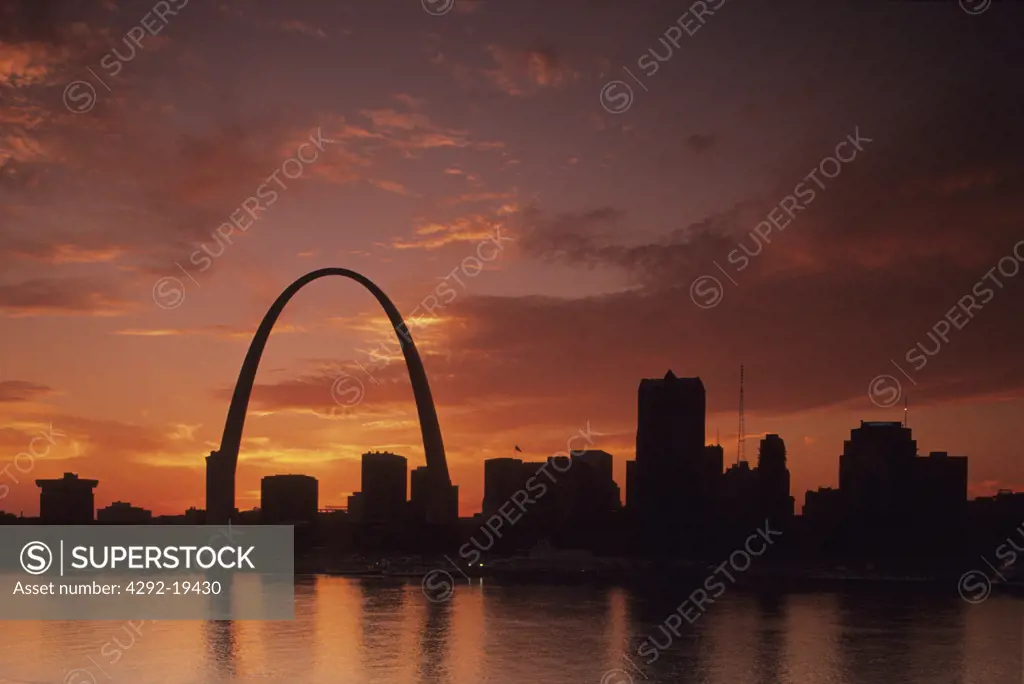 Usa, Missouri, Saint Louis, cityscape and Gateway Arch