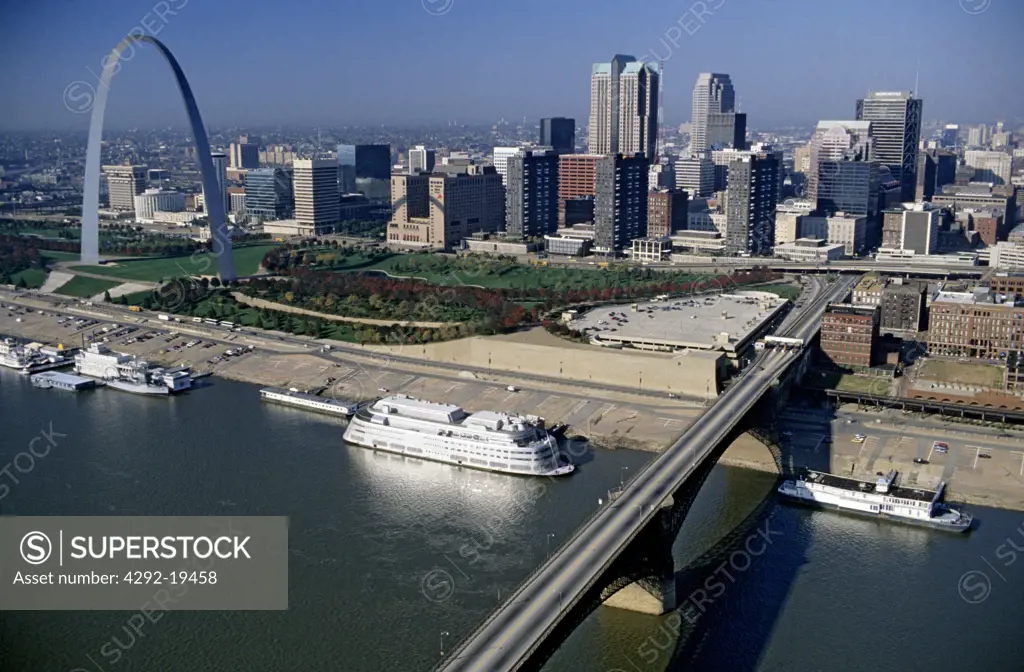 Usa, Missouri, Saint Louis, cityscape and Gateway Arch from the air