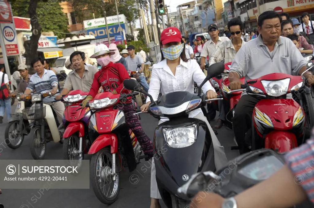 Vuetnam, Ho Chi Minh City, people on motorscooter