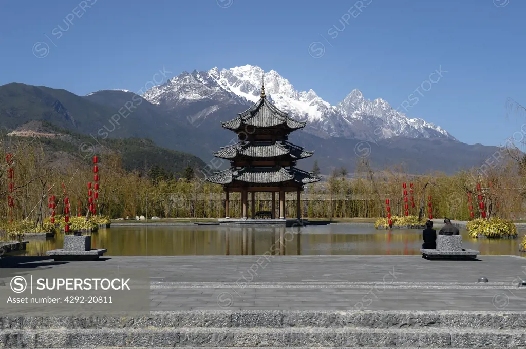 China, Yunnan, Lijiang, Banyan Tree Hotel, background the Jade Dragon snow mountain