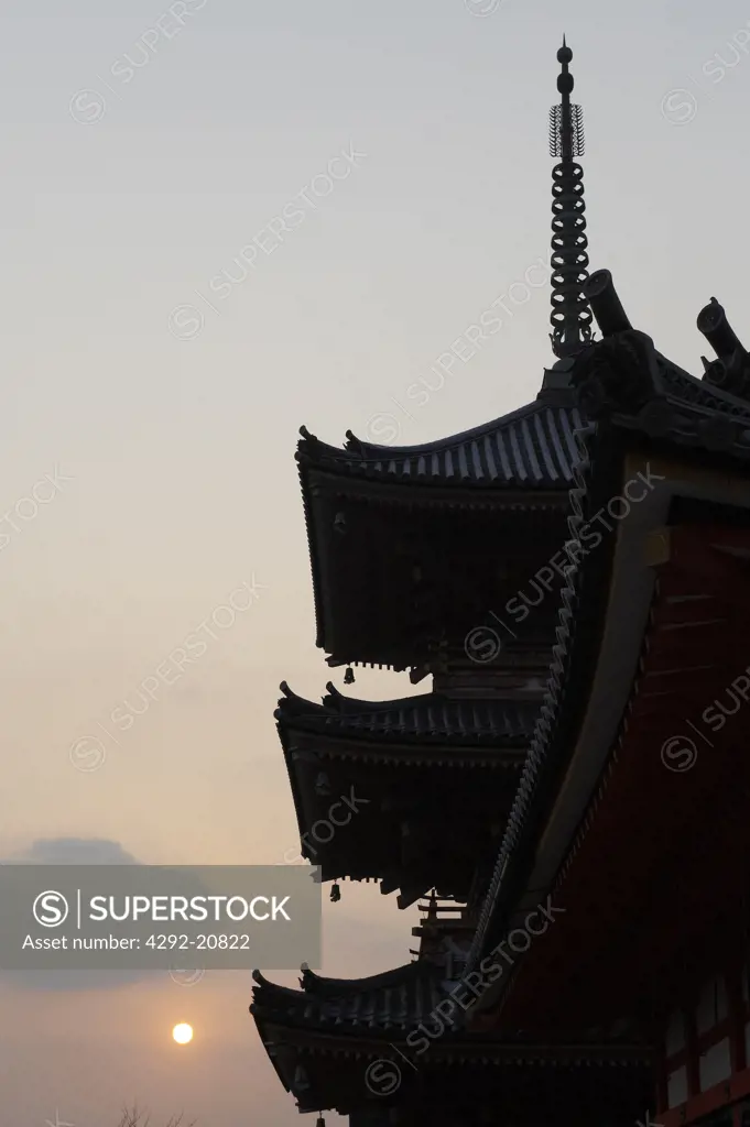 Japan, Kyoto, Kiyomizu-dera, buddhist temple at dusk